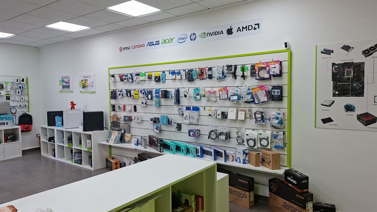 Exposición de accesorios y ordenadores en la tienda Infortecnics